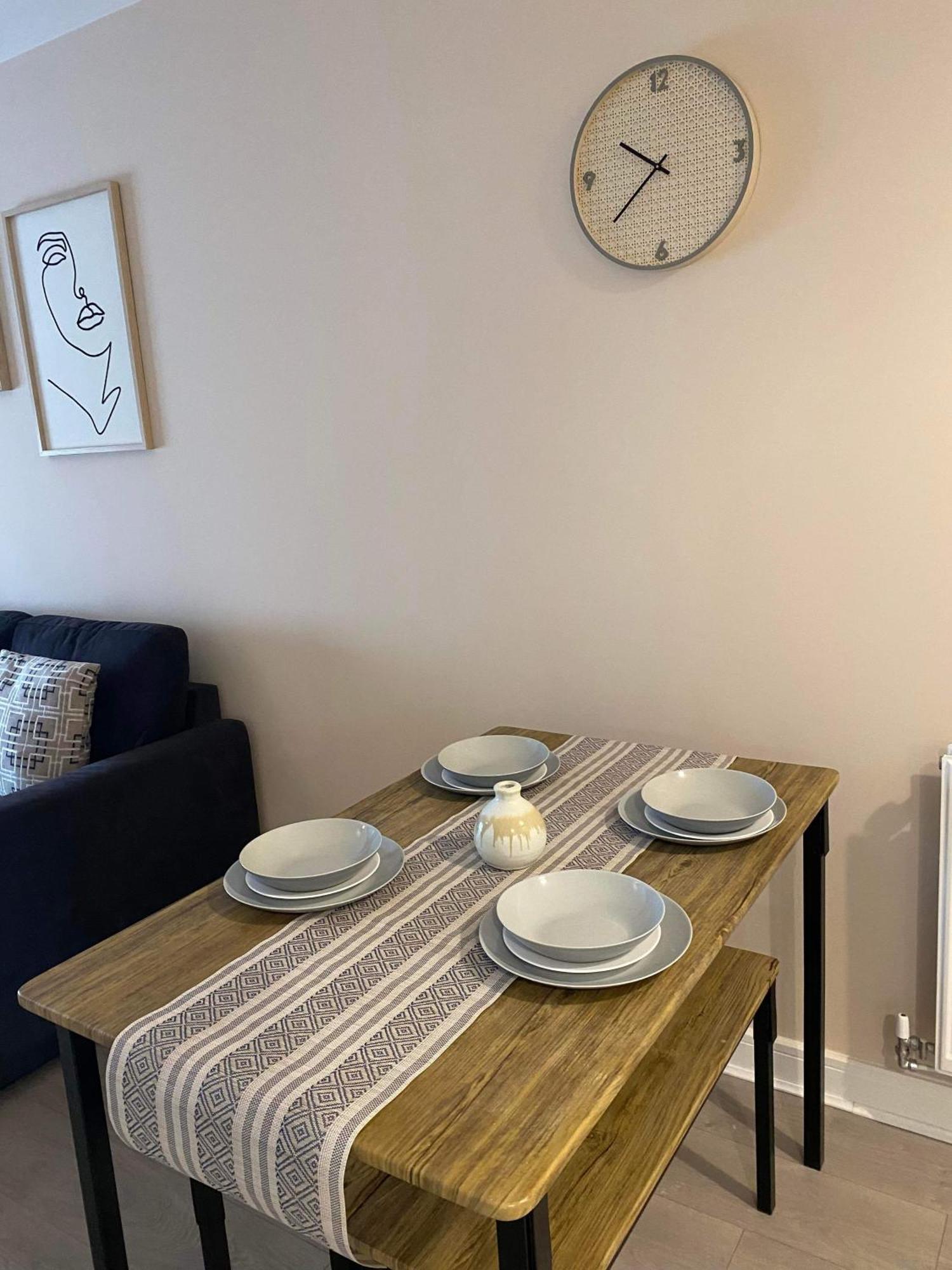Crawley 2Bed Apartament Close To Gatwick Airport Copthorne  ภายนอก รูปภาพ