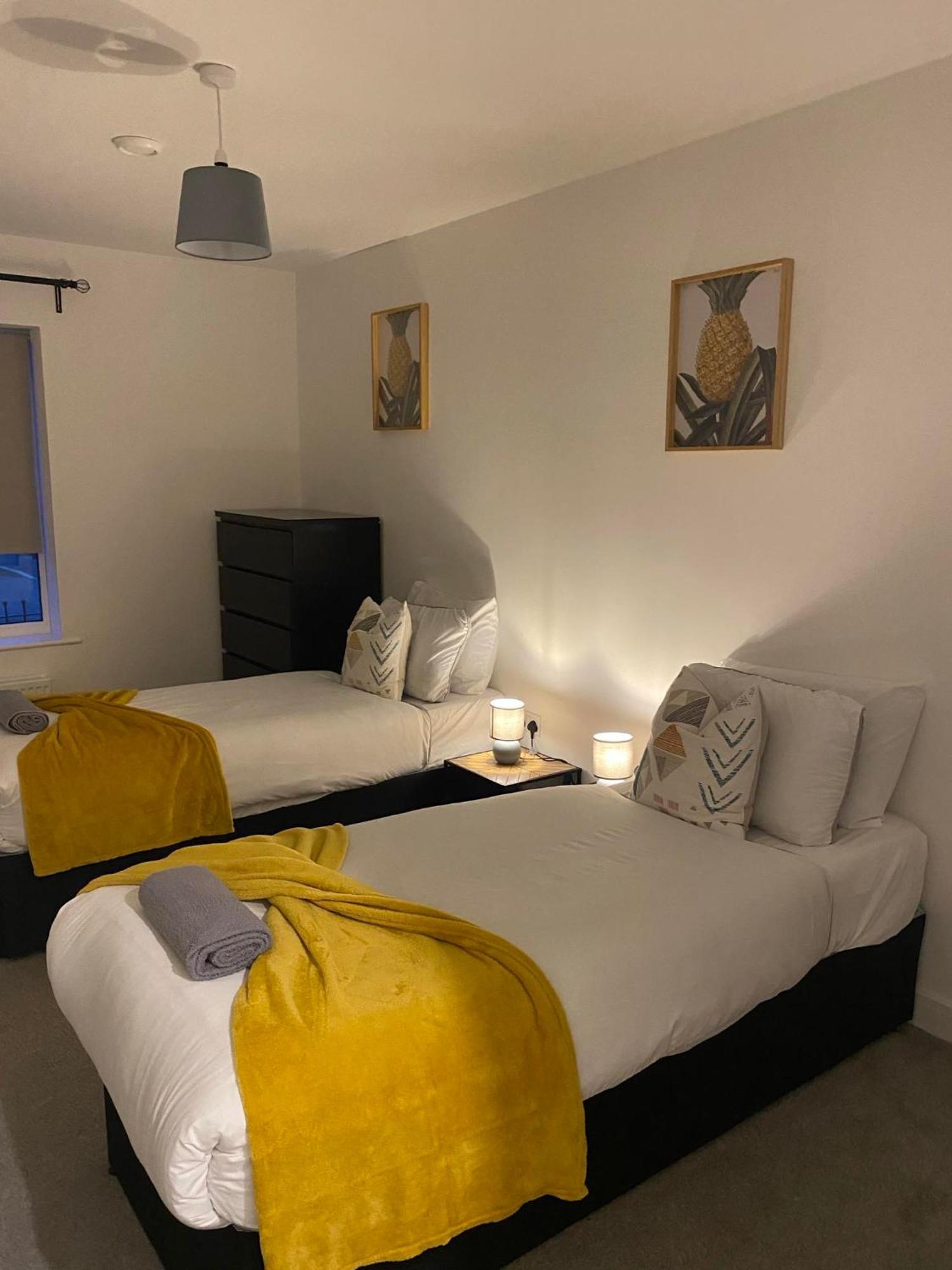 Crawley 2Bed Apartament Close To Gatwick Airport Copthorne  ภายนอก รูปภาพ